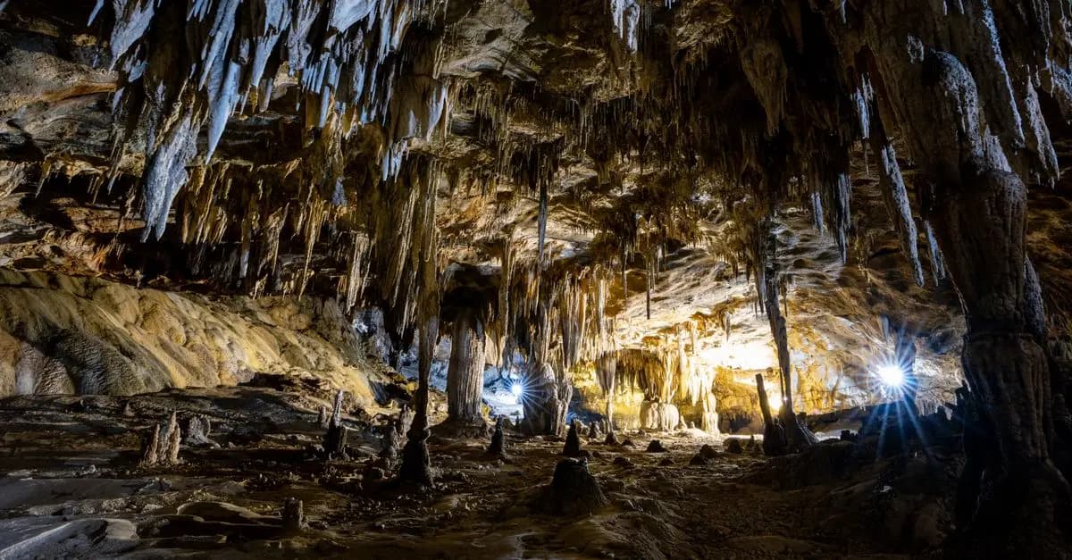 Las cuevas más fascinantes que puedes explorar en España