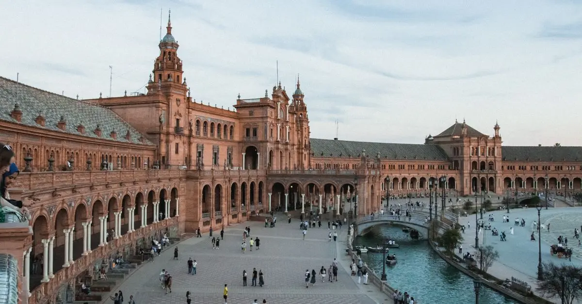Las plazas más icónicas y bellas de España