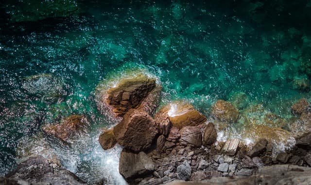 Guía para descubrir rincones ocultos en la costa de España